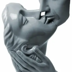 FG Lovers Kissing Sculpture